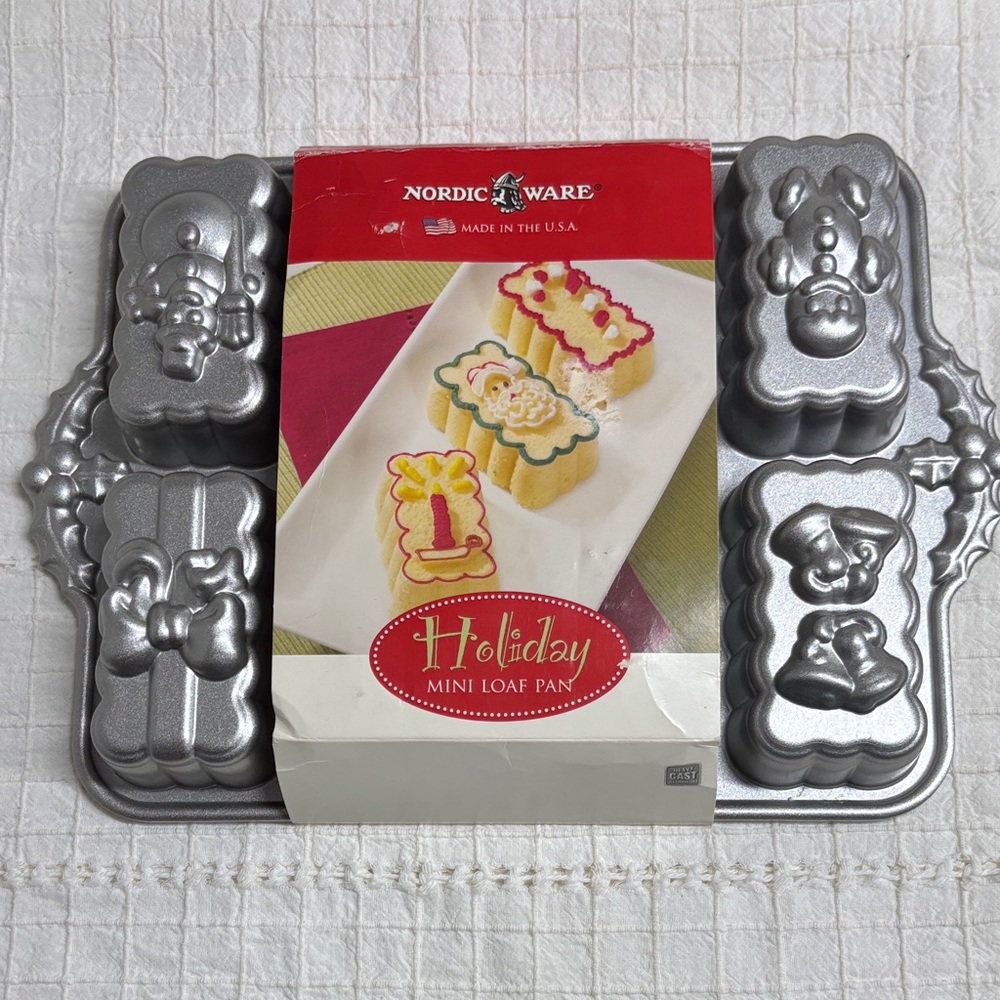 Nordic Ware Holiday 8 Mini Loaf Pan Bundt Bakeware - Never Used
